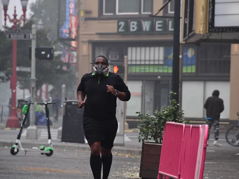 airpollutionmanwithrespiratorrunningportland2020.jpg